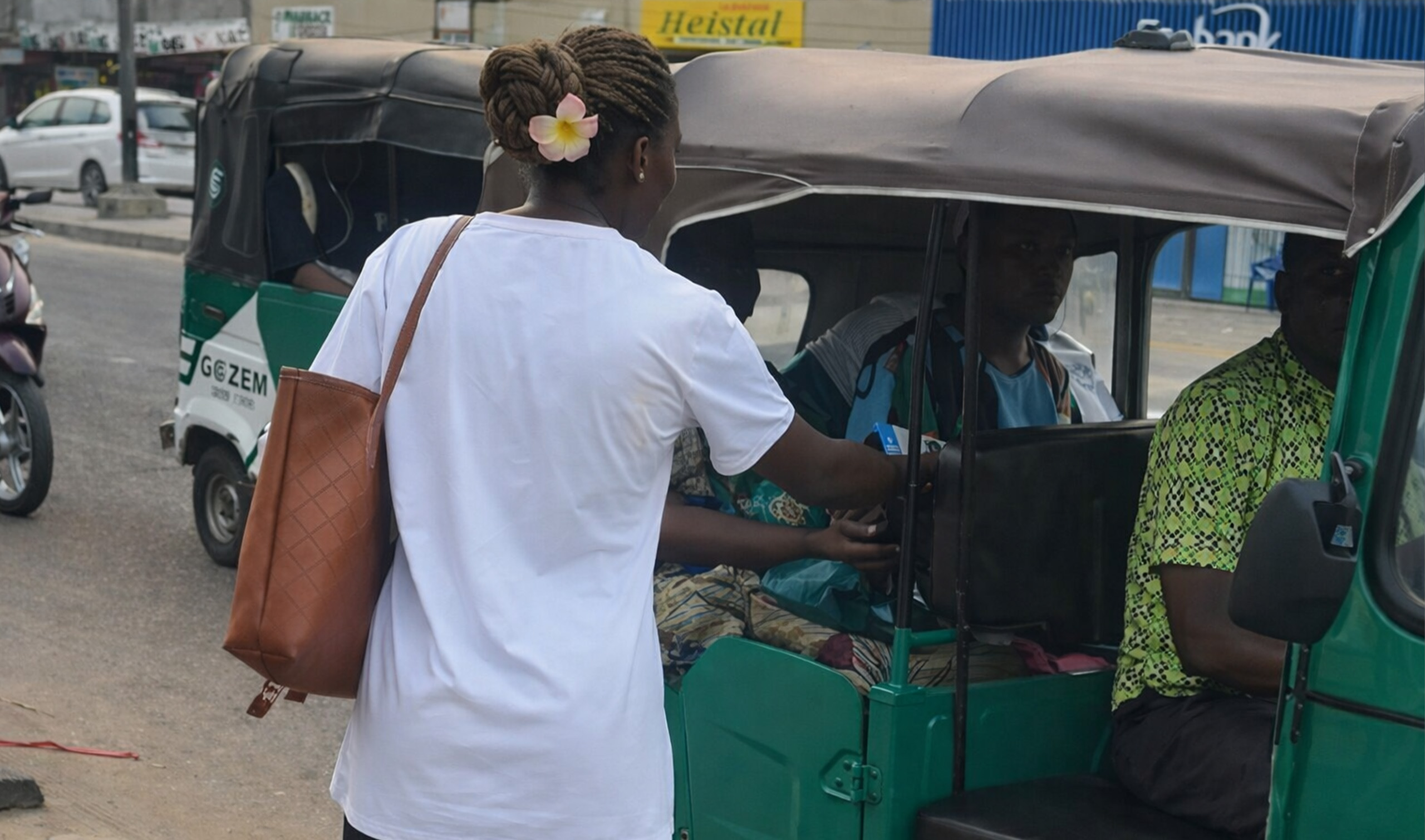 l’IPDCP intensifie sa campagne de proximité à Lomé à travers une distribution de flyers dans les quartiers